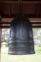 Obraz premium Replica of Japanese Shinagawa bell at Ariana Park at City of Geneva on a cloudy spring day. Photo taken March 18th, 2022, Geneva, Switzerland.