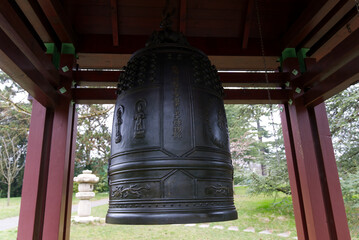 Obraz premium Replica of Japanese Shinagawa bell at Ariana Park at City of Geneva on a cloudy spring day. Photo taken March 18th, 2022, Geneva, Switzerland.