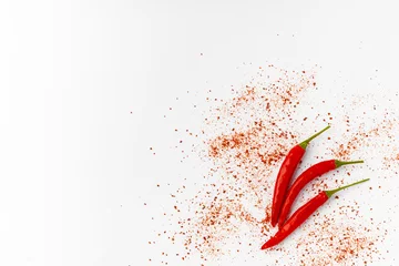 Keuken spatwand met foto Red hot chili peppers geïsoleerd op een witte achtergrond. © fotofabrika