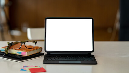 Obraz na płótnie Canvas Tablet blank screen on desk and workspace background in modern office.