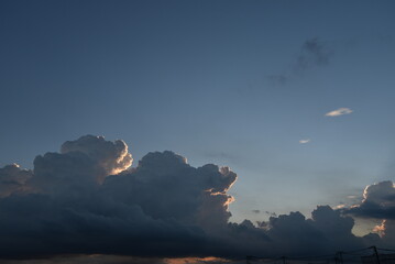 印象的な空と雲　ドラマチックな空　朝日　夕焼け　マジックアワー