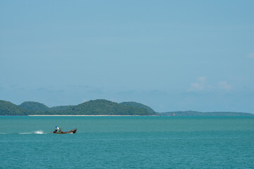 Obraz premium Villager fishing boat