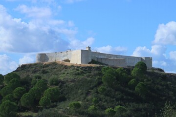 Fortaleza de San Marcos en Sanlúcar de Guadiana, Huelva, España. El castillo se encuentra en una colina más alta junto a la ciudad y sirvió como estructura defensiva.