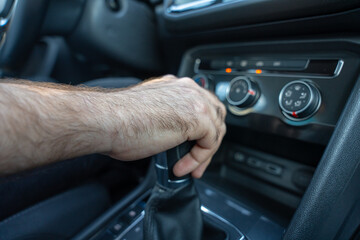 Hombre con mano en palanca de coche automático. Mano en palanca de cambios de auto. Manejando carro automático.  Hombre caucásico conduciendo.