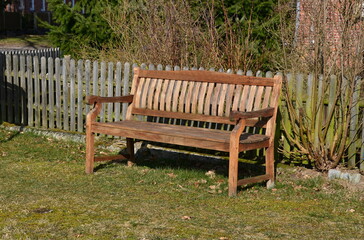 Holz Bank im Frühling im Dorf Müden am Fluss Örtze, Niedersachsen