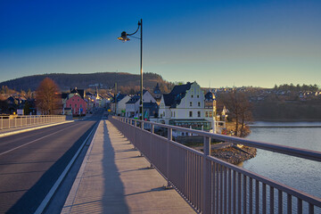 Straße auf der Brücke in Saalburg am Morgen, Bleilochtalsperre, Saale Stausee, Thüringen 