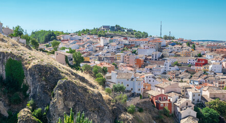 Vista de casas sobre colina en el barrio de San Antón de la ciudad española de Cuenca