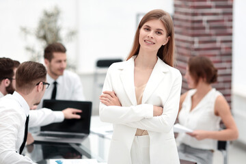 Obraz premium young business woman standing near her Desk