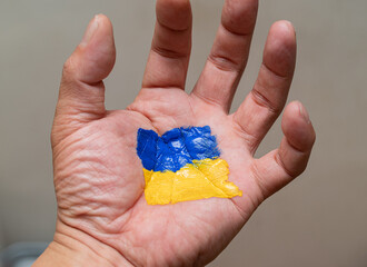 手に描いた青と黄色の二色