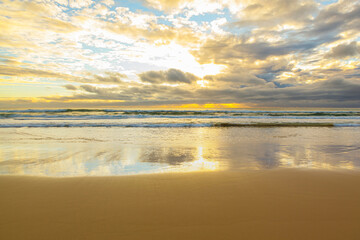 Fototapeta na wymiar Bezaubernder Sonnenaufgang am Ozean, Australien