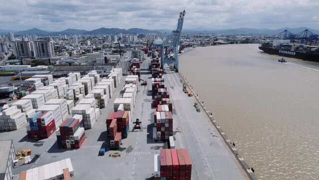 Aerial view of APM Terminals Itaja&iacute; and its urban surroundings