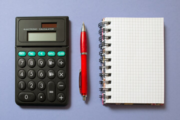 Taschenrechner, Stift und Notizheft