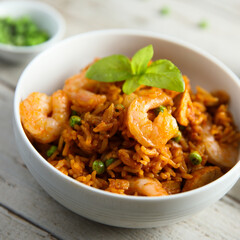 Spicy rice with shrimps and green pea