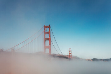 Fototapeta na wymiar golden gate bridge in the fog