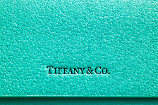 A green leather eyeglass case from Tiffany & Co. The inscription on the fragment is so close. 