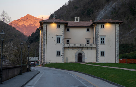Vista di Palazzo Mediceo a Seravezza, Versilia, Toscana.
sullo sfondo le Alpi apuane
