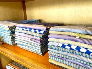 畳まれた浴衣。日本の伝統的な衣服。