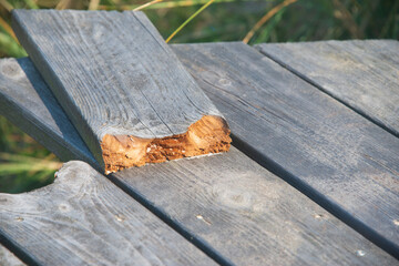 zerbrochenes Holzbrett an einer Terrasse