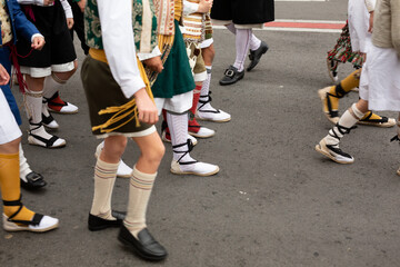 Detalles de gente con trajes típicos regionales Valencianos durante las fiestas tradicionales de las Fallas en la ciudad de Valencia.  - obrazy, fototapety, plakaty