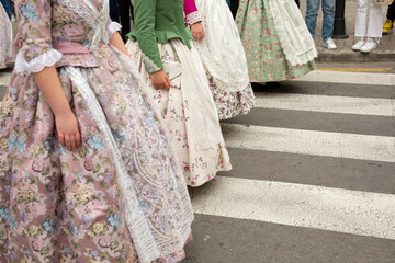 Detalles de gente con trajes típicos regionales Valencianos durante las fiestas tradicionales de las Fallas en la ciudad de Valencia.  - obrazy, fototapety, plakaty