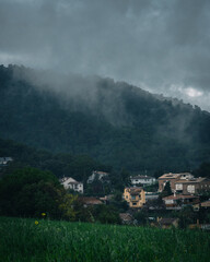 Stürmische Wolken in den Bergen über ein Tal