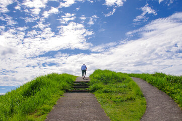 丘を登る人