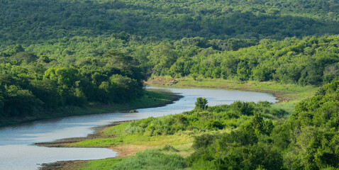 Fototapeta na wymiar Fluss zum Hluhluwe Dam im Naturreservat Hluhluwe Nationalpark Südafrika