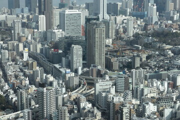 Fototapeta na wymiar 日本の東京の街並み。密集したビル群。高層ビルの展望室から撮影。