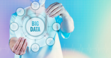 Big Data im Gesundheitswesen. Medizin in der Zukunft. Arzt hält virtuelles Interface mit Text und Icons im Kreis.