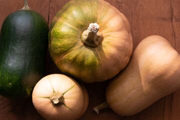 Variety of squashes on a table : butternut, pattypan, pumpkin