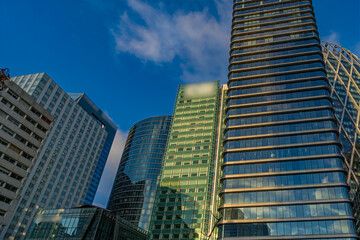 Obraz premium Cloudy Sky and Light Reflections Over Towers at La Defense Business District