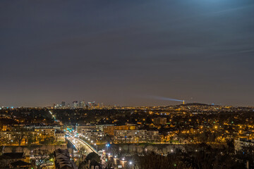 Naklejka premium Panorama of La Defense District and Eiffel Tower at Night With Traffic in Paris