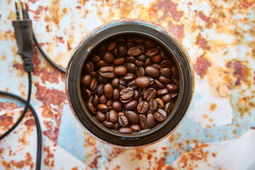 Fototapeta premium ziarna kawy w czarnym elektrycznym młynku do kawy 