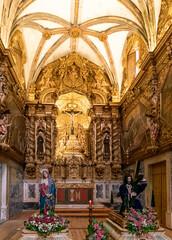Fototapeta na wymiar view of one of the ornate side altars in the Church of San Francisco in Evora