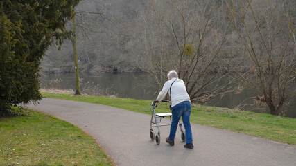 frau mit rollator unterwegs