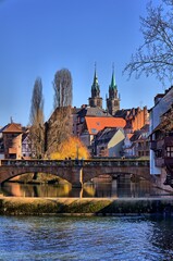 Blick in Richtung Lorenzkirche in Nürnberg, über die Maxbrücke, welche über den Fluss Pegnitz...
