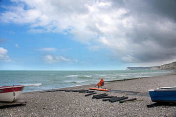 Fototapeta na wymiar Strandbad Yport, Alabasterküste, Normandie, Frankreich. Kieselstrand mit Klippen Falaise d’Amont und Fécamp im Hintergrund