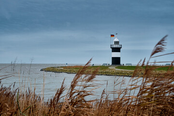 Leuchtturm Kleiner Preuße auf dem Kajenschutzdeich am Kutterhafen Wremen, Wurster Nordseeküste.