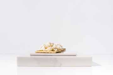 Tostadas de queso de cabra sobre mármol. Aperitivo sobre fondo claro	