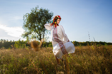 Obraz premium Outdoor portrait of beautiful pregnant Ukrainian woman