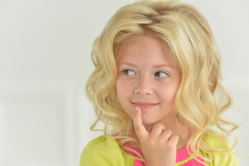 Naklejka premium cute beautiful girl looking away in studio