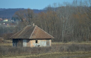 Obraz premium an old abandoned house in the village