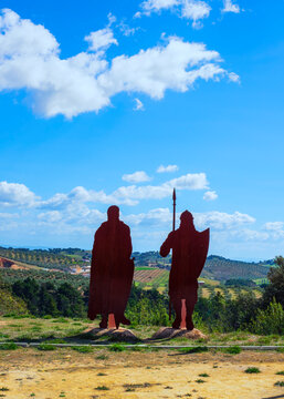 Navas de Tolosa, Ciudad Real, Espa&ntilde;a. Febrero 2022. Figura de metal de soldados &aacute;rabe y cristiano en el Museo de la batalla de las Navas de Tolosa.
