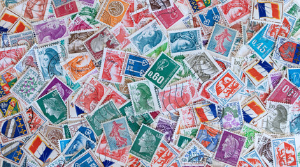 Timbres de la poste en vrac.