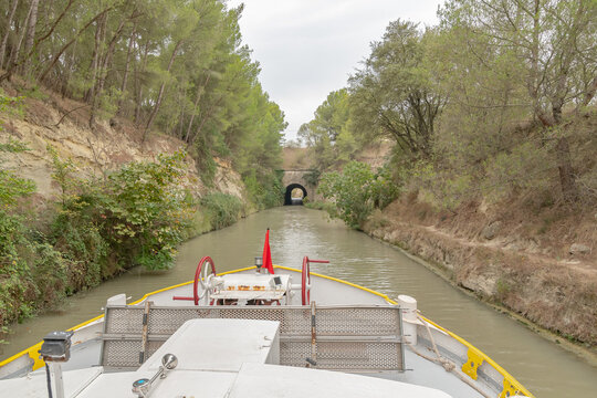 Navigation d'une p&eacute;niche au tunnel du Malpas sur le canal du Midi, Sud de la France.