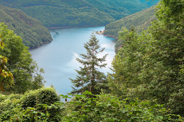 Auvergne et Limousin - Cantal et Corrèze - Lac de l'Aigle sur la Dordogne