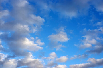Naklejka na ściany i meble Schönwetterwolken am blauen Himmel