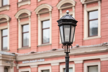 Fototapeta na wymiar Street lamppost in St. Petersburg against the backdrop of a historic building