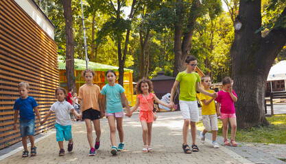 Obraz premium The group of excited preschoolers are running together