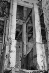 Stara klimatyczna czarna fabryka z betonu.  - obrazy, fototapety, plakaty